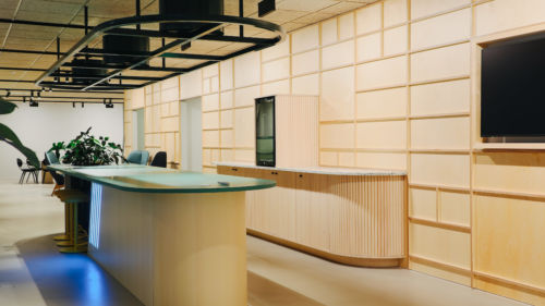 Platsbyggt skåp och köksö i kontorsmiljö